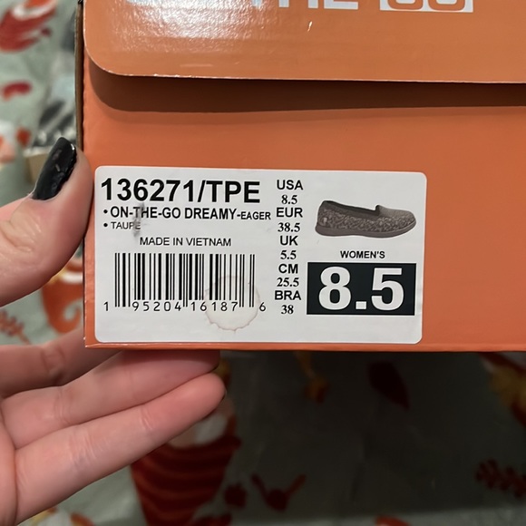 BRAND NEW SKETCHERS ON THE GO DREAMY SIZE 8.5 leopard print sparkly grey - Picture 5 of 5